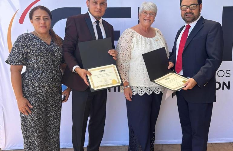 CALA recibiendo Certificado de Reconocimiento de la CELH